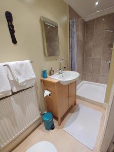 巴尔马哈Arrochoile的浴室配有盥洗盆和浴缸。