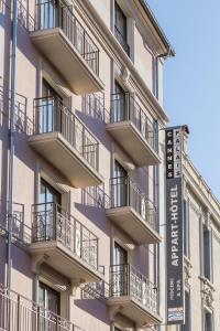 戛纳Nemea Appart Hotel Cannes Palais的旁边带阳台的建筑