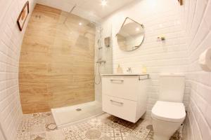 多列毛利诺斯New Central Studio Torremolinos的白色的浴室设有卫生间和淋浴。
