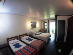布希奥斯艾丽西亚酒店的酒店客房设有两张床和窗户。