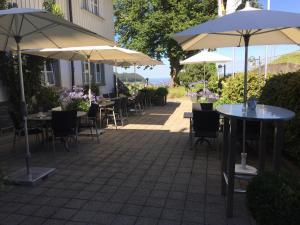 Grub兰德嘎斯霍夫巴林旅馆的一个带桌椅和遮阳伞的庭院
