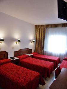 布宜诺斯艾利斯特雷斯萨根图斯酒店的酒店客房设有三张床和电视。