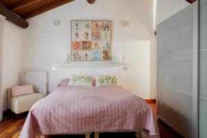 米兰圣米歇尔公寓的卧室配有粉红色的床和椅子