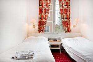 厄斯特松德斯维客栈酒店的小型客房 - 带2张床和窗户