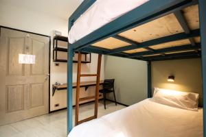 曼谷Kaelyn Cozy Living的一间卧室配有双层床和书桌