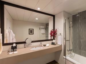 特拉维夫Vital - Urban boutique hotel TLV的一间带水槽和大镜子的浴室