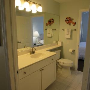 迈尔斯堡海滩爱迪生海滨别墅 的一间带水槽、卫生间和镜子的浴室