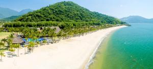 曼加拉蒂巴普托贝罗度假村和旅行酒店的享有棕榈树海滩和大海的空中景致