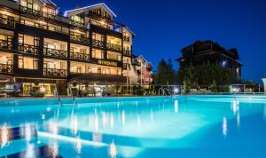 班斯科高级豪华高山度假村的一家在晚上设有大型游泳池的酒店