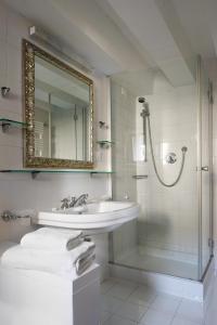 威尼斯Ca' Cerchieri Mezzanine的浴室配有盥洗盆和带镜子的淋浴