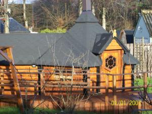 威廉堡The Hobbit House的 ⁇ 上屋顶的小型木屋
