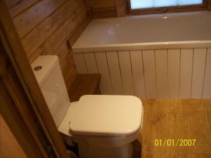 威廉堡The Hobbit House的一间带卫生间和浴缸的小浴室