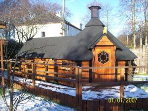 威廉堡The Hobbit House的雪中带黑色屋顶的小木屋