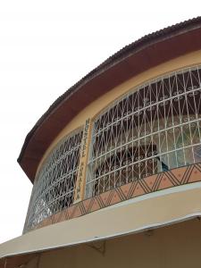 博阿维斯塔Hostel Roraima的一面有大窗户的建筑