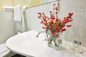 布拉格精品酒店的浴室水槽上的花瓶