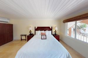 克里斯琴斯特德Company House Hotel的卧室配有一张大白色床和窗户
