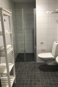 韦纳穆Rasta Värnamo的带淋浴、卫生间和盥洗盆的浴室