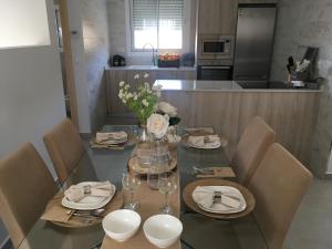 罗哈莱斯Quesada Luxury Villa的餐桌、椅子和厨房