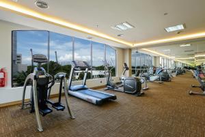 北赖佩奈阳威酒店的大楼内带跑步机和椭圆机的健身房