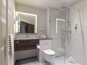 施韦比施哈尔斯马蒂诺酒店的浴室配有卫生间、盥洗盆和淋浴。