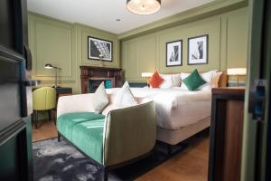 伦敦Counting House的配有一张床和一把椅子的酒店客房