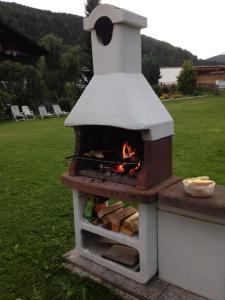维拉巴萨Haus Cosso的院子里的烤比萨饼炉