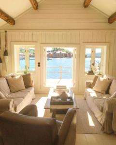 RåkvågThe Boathouse的带沙发的客厅,享有水景