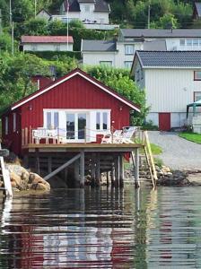 RåkvågThe Boathouse的水面上的一个红色房子