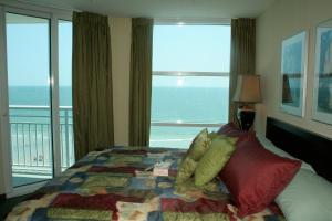默特尔比奇Seaside Resort by Capital Vacations的一间卧室设有一张床,享有海景