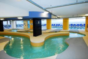 默特尔比奇Seaside Resort by Capital Vacations的大楼内的大型室内游泳池