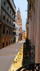 穆尔西亚大教堂旅馆的一条城市街道,远处有钟楼