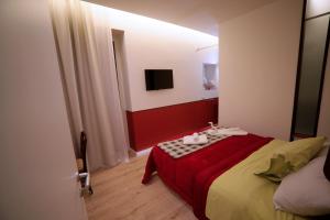 莫杜尼奥B&B IL GROTTINO的一间卧室配有一张带红白毯子的床
