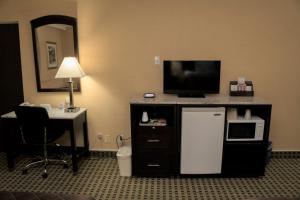 巴斯托巴斯托加州旅馆的酒店客房配有冰箱和带电视的书桌。