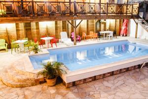 圣安娜Residence fruit de la passion F4的一个带桌椅的庭院内的游泳池