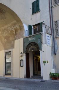 曼托瓦Hotel dei Gonzaga的带有读过talilli的标志的建筑