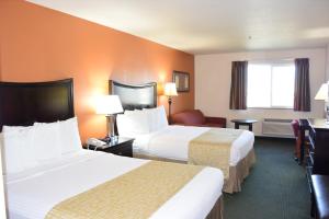 纽伯格Travelodge by Wyndham, Newberg的酒店客房配有两张床和一张书桌