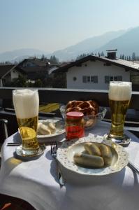 加尔米施-帕滕基兴Yeti Lux - Panoramic Loft的一张桌子,上面放着两杯啤酒和盘子