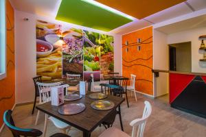 墨西哥城HOTEL ZARAGOZA INN BOUTIQUE的一间带桌椅的用餐室和一间厨房