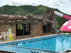 班康卡臣班康卡臣桑贞花园度假屋的一个带水滑梯的主题公园的游泳池