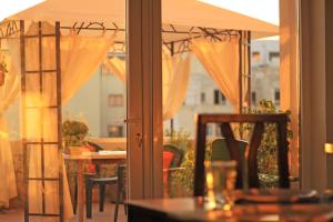 圣朱利安斯Giljana ensuite rooms shared terrace & kitchen的一个带桌子和遮阳伞的庭院