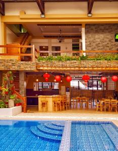 TayabasPiscana Resort的游泳池位于带酒吧的餐厅前