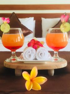珀尼达岛The Tinsi的托盘上放两杯橙汁和甜甜圈