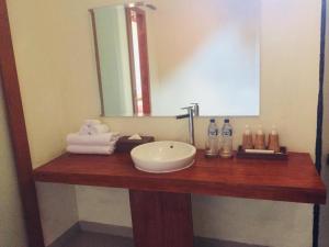 珀尼达岛The Tinsi的浴室的柜台设有水槽和镜子