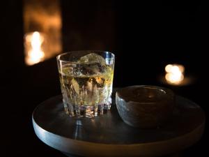 箱根barhotel Hakone Kazan的一杯水和桌上的碗