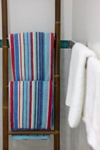 拉罗汤加特阿瓦海滩度假屋的毛巾架,带彩色条纹毛巾