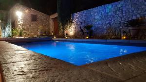 Saint-RemèzeLa bastide Maë的一座带石墙的夜间游泳池