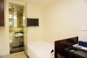 香港Metacity MK 名廸旺角的小房间设有一张床和一间浴室