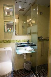 香港Metacity MK 名廸旺角的浴室配有卫生间、盥洗盆和淋浴。