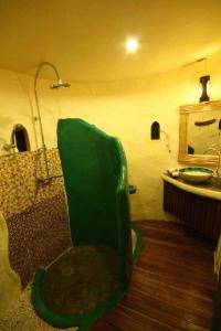 拜县拜县马里度假村的浴室设有水槽旁的绿色椅子