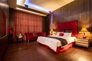 新店挪威森林精品SPA汽车旅馆的一间卧室配有一张大床和红色床头板